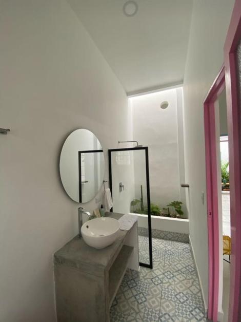 a bathroom with a sink and a mirror at Casa Celeste Honda in Honda