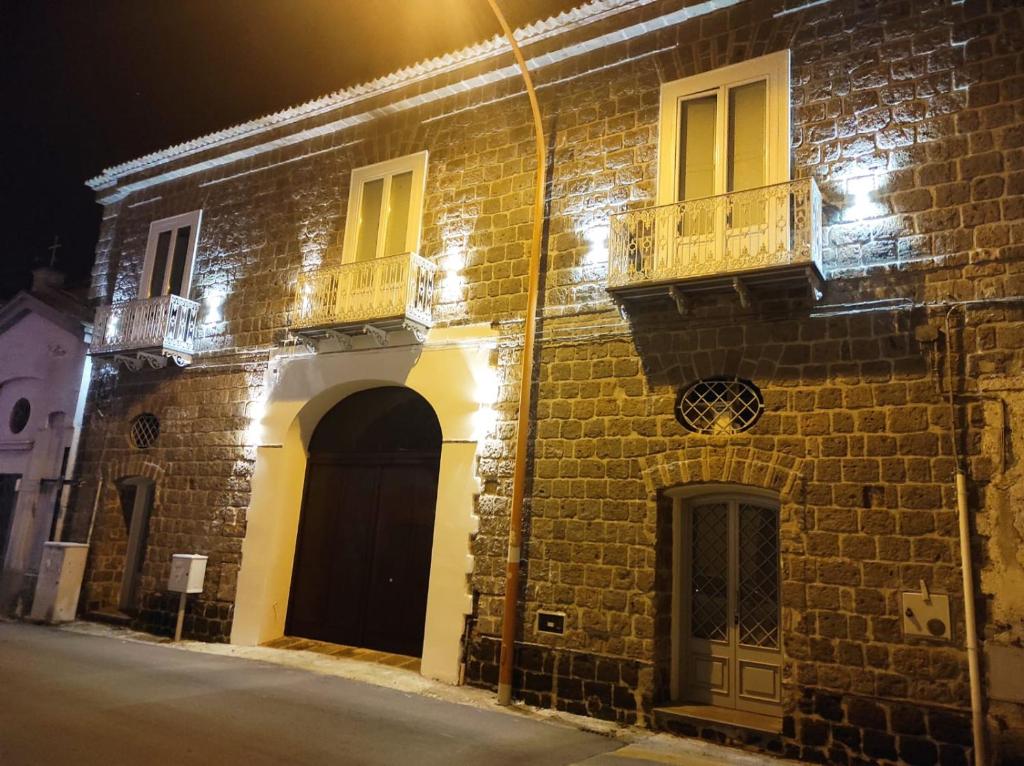 - un bâtiment en briques avec 2 balcons dans une rue la nuit dans l'établissement B & B La casa dei sogni, à Casapulla