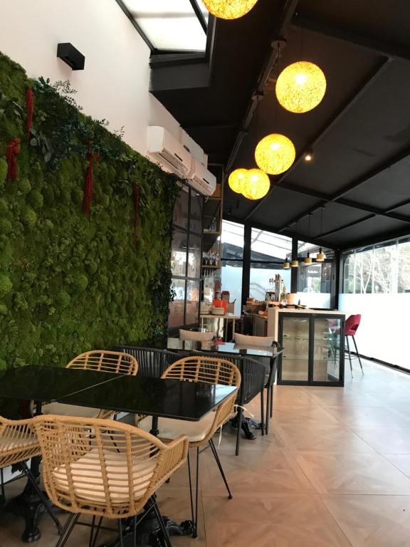 Un restaurante o sitio para comer en Hotel Suites Feria de Madrid