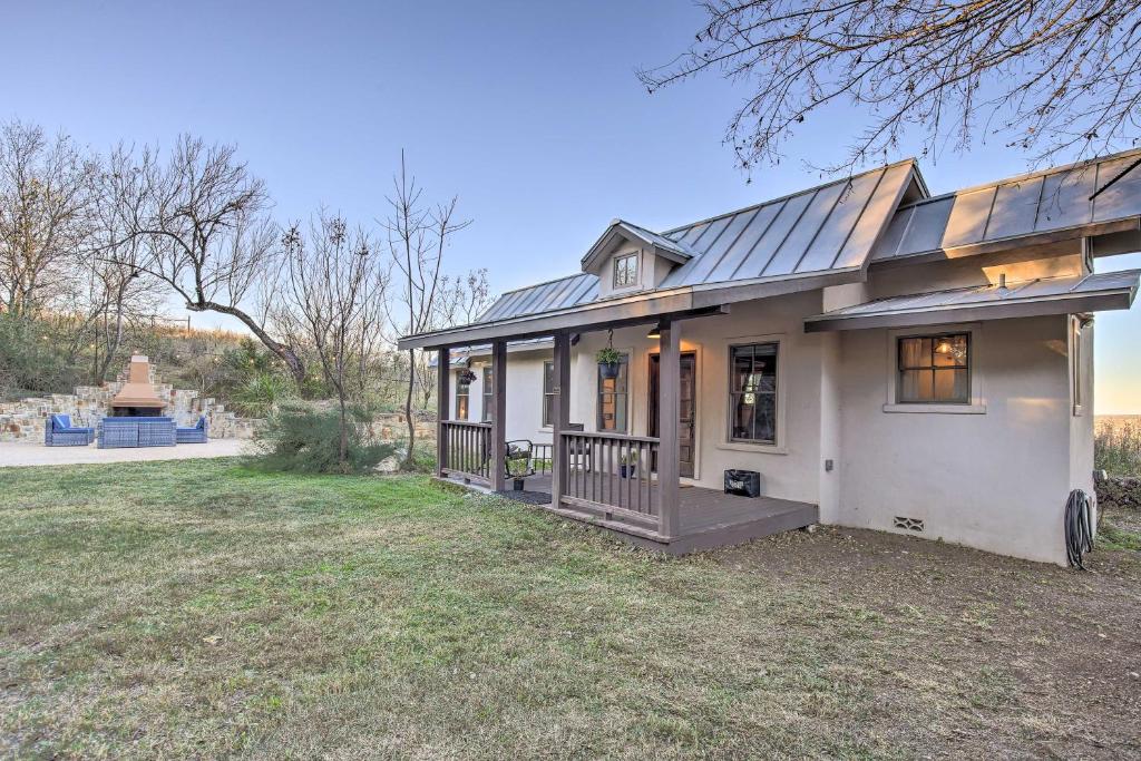 ein kleines weißes Haus mit einer Veranda und einem Hof in der Unterkunft The Little Alsatian House 18 Miles to San Antonio in Castroville