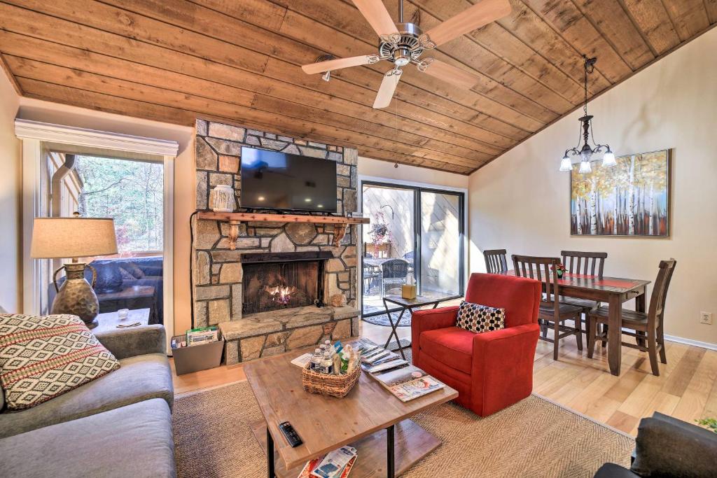 un soggiorno con camino e una sala da pranzo di Sunny Sapphire Townhome with Resort Amenities! a Sapphire