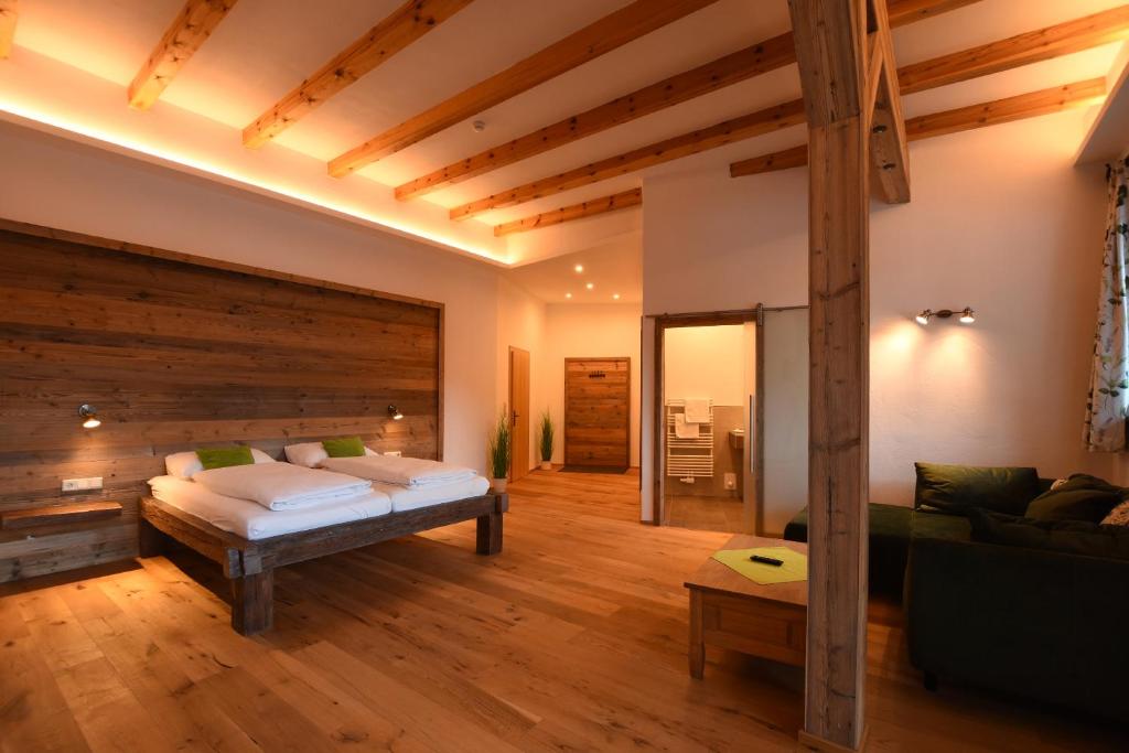 Postel nebo postele na pokoji v ubytování Sterzinger Posthotel