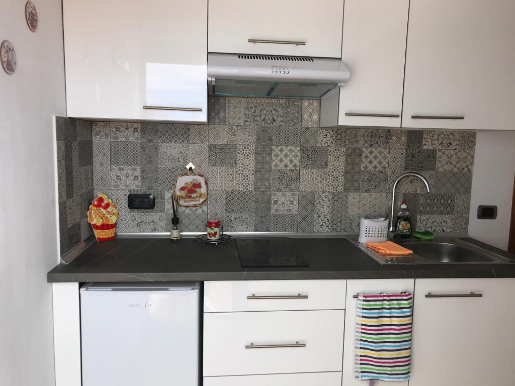 A kitchen or kitchenette at casaenos