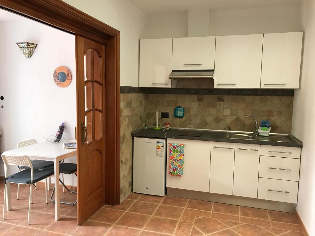 A kitchen or kitchenette at casaenos