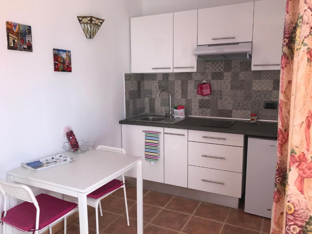 A kitchen or kitchenette at casaenos