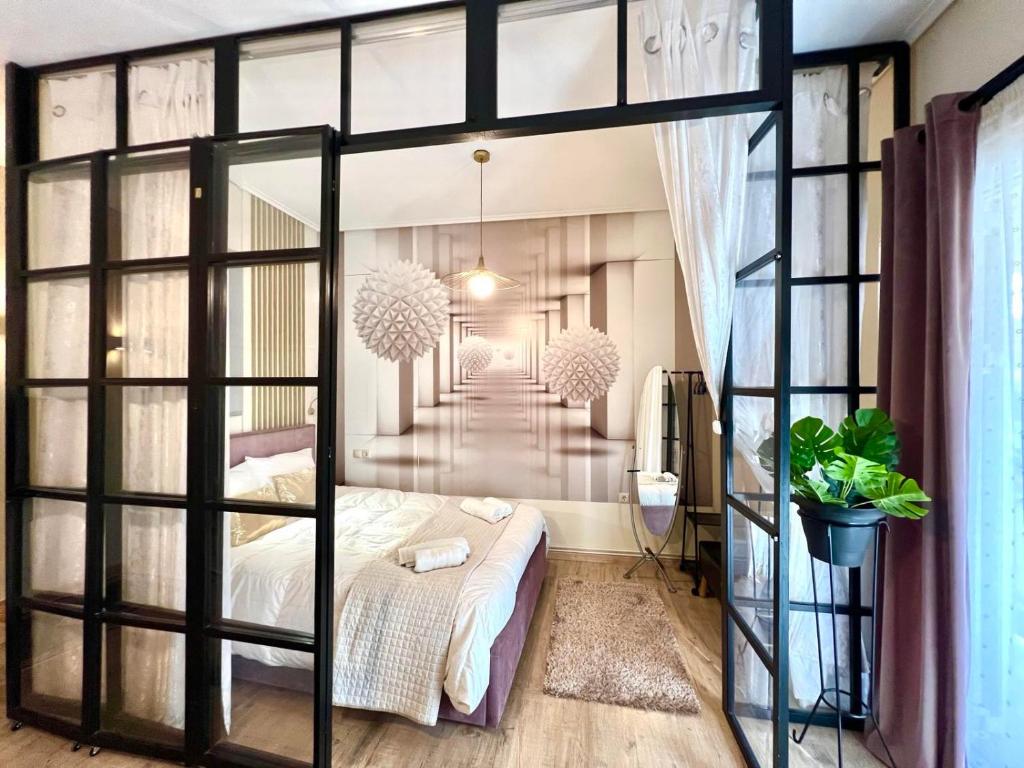 um quarto com uma cama com uma parede de vidro em Luxury seafront house nearby Delphi em Kírra