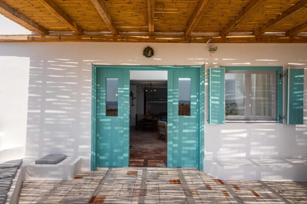 a room with blue doors and a white wall at Pozolani House in Péran Triovasálos
