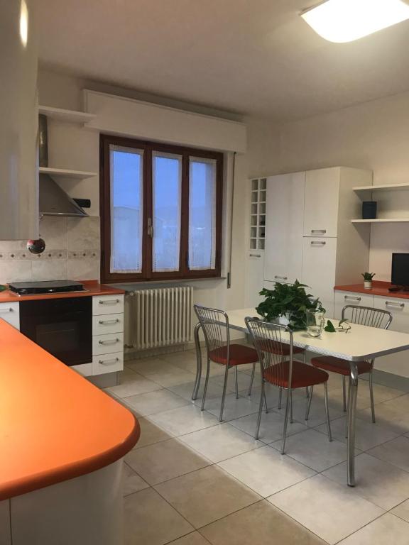 - une cuisine avec une table et des chaises dans la chambre dans l'établissement MGM HOME AREZZO, à Arezzo