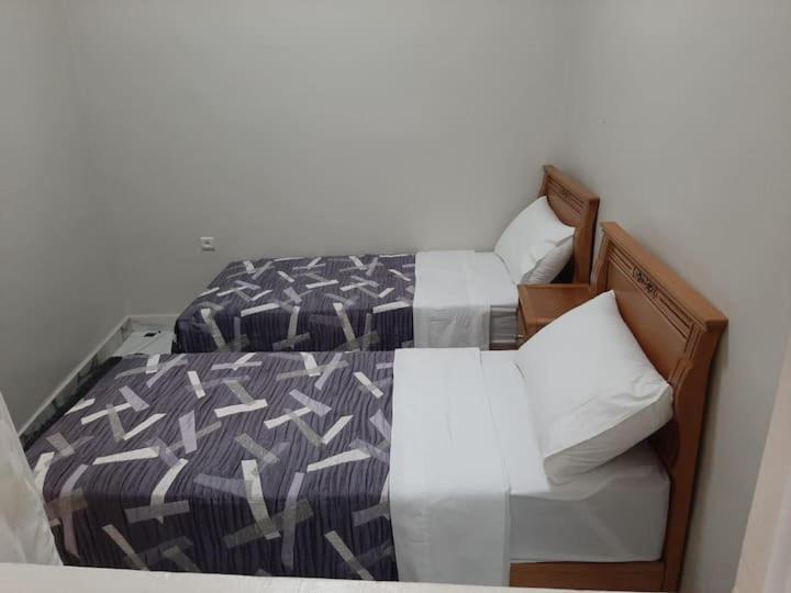 Een bed of bedden in een kamer bij Ground Floor 2 Bedroom Apartment - City Centre Location - Optic Fibre Wifi