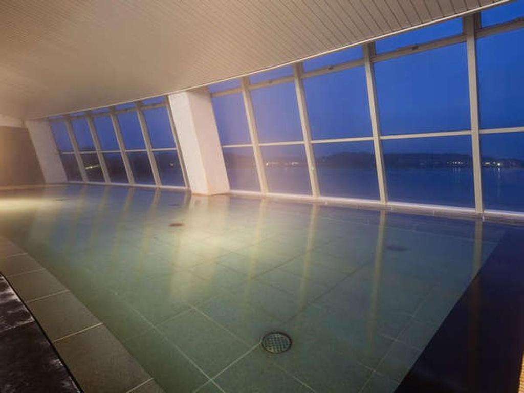 Bazén v ubytování APA Hotel & Resort Kaga Katayamazu Onsen Kasuikyo nebo v jeho okolí