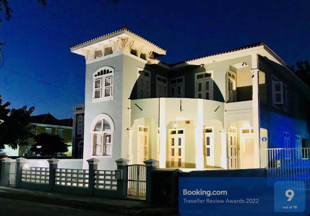 una casa blanca con una valla delante en Villa Amalie & Villa Curiel, en Willemstad