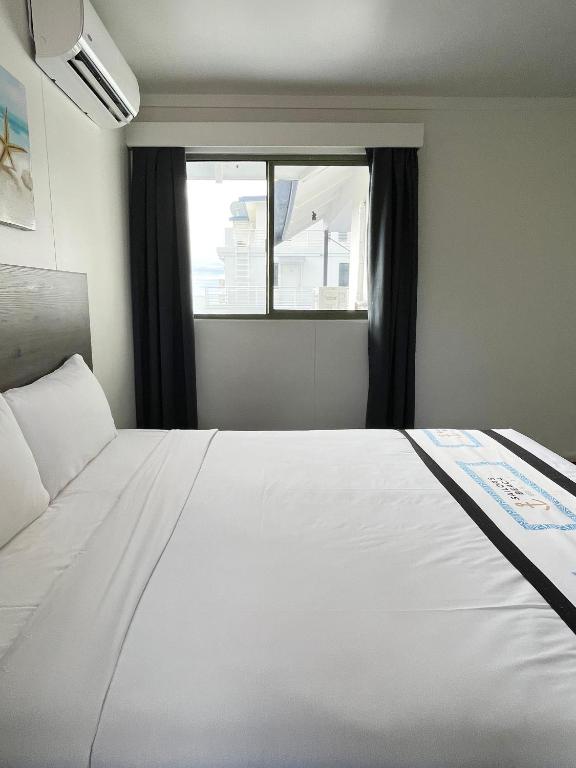 Llit o llits en una habitació de Sailors Beach Fiji
