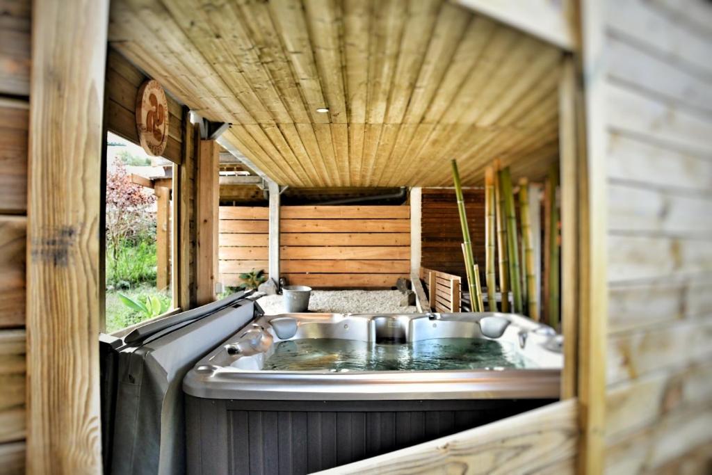 une baignoire jacuzzi installée à l'intérieur d'une maison dans l'établissement La Wodapalousa, Surf & Crossfit Guesthouse, 800m from Beach, à Bidart