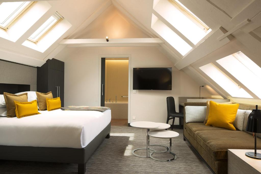 TV a/nebo společenská místnost v ubytování Hotel D - Strasbourg