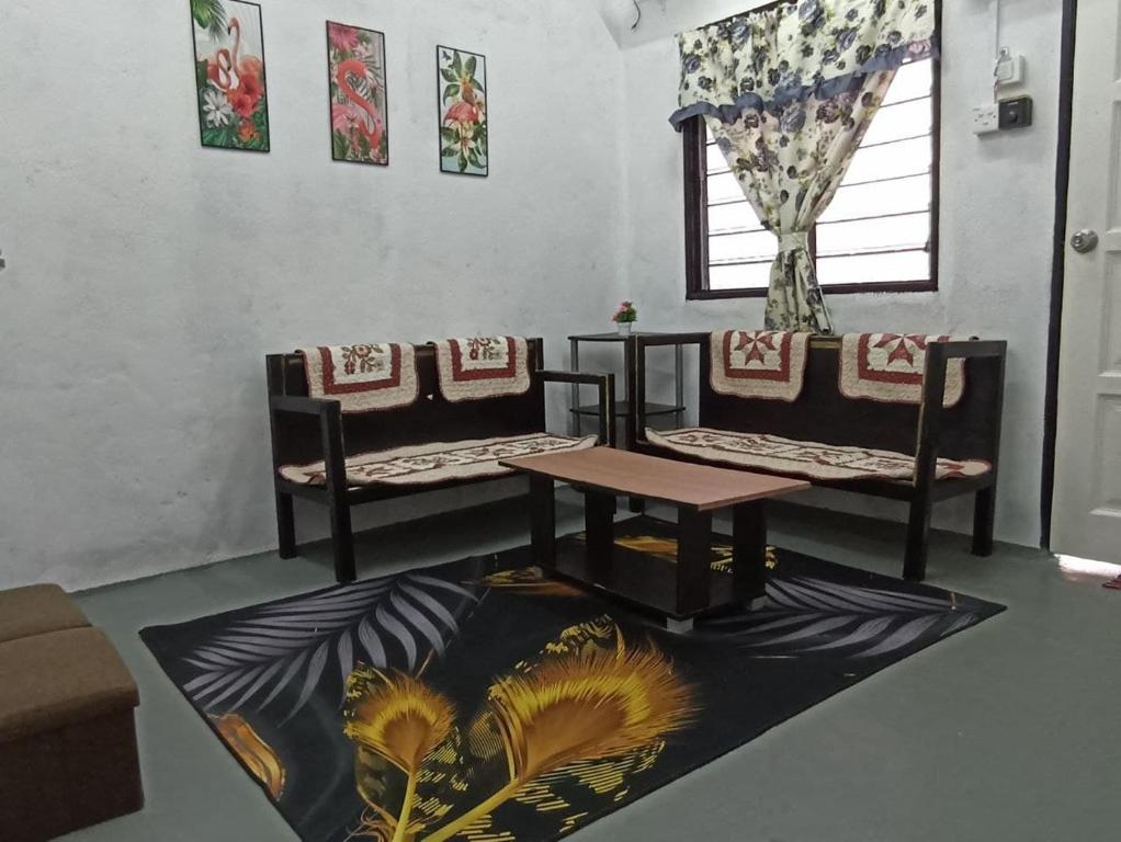 sala de estar con 2 sillas y mesa en HOME2STAY CHE MAIL 2 KUALA ROMPIN, en Kampong Perpat