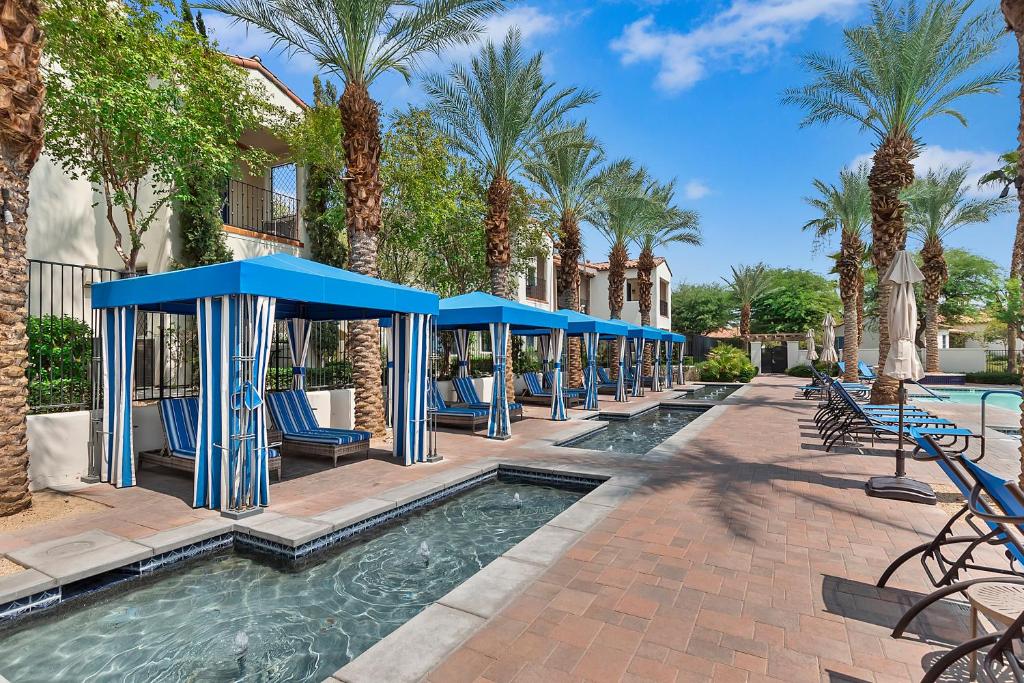 La Quinta Legacy Villas Luxe Resort Pools with Desert Mountain Views