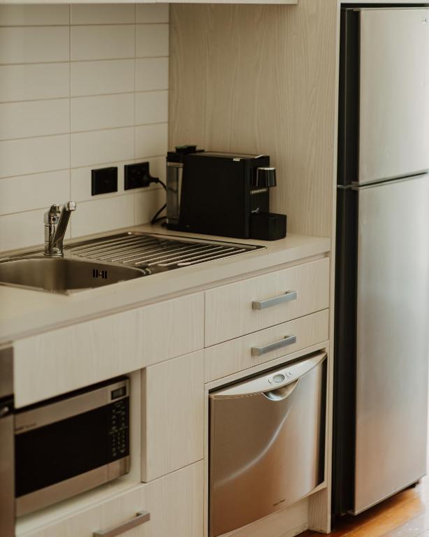 Kuchyň nebo kuchyňský kout v ubytování Quest Napier Serviced Apartments