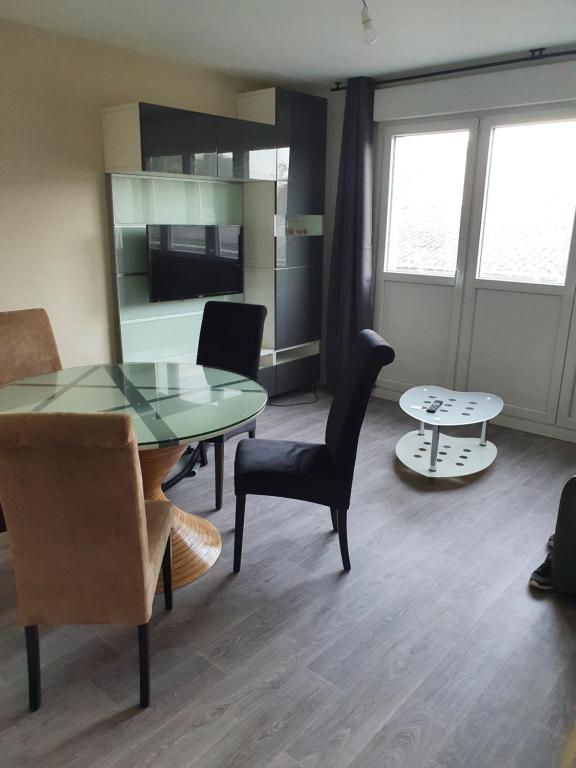 Μια τηλεόραση ή/και κέντρο ψυχαγωγίας στο Appartement 2 chambres, proximité plage, commerces et centre ville