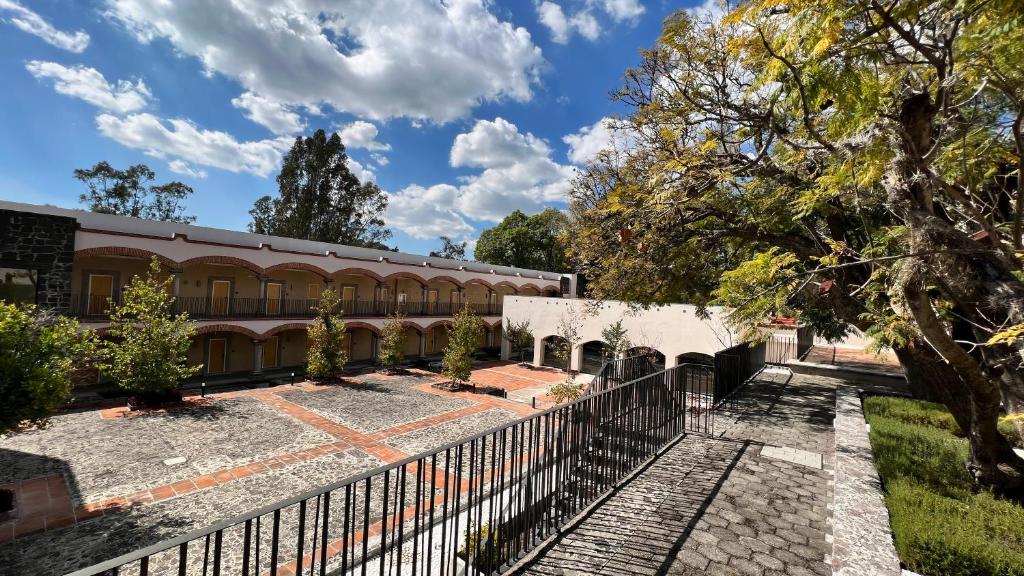 Holiday Inn Tlaxcala, an IHG Hotel في Tlaxcala de Xicohténcatl: مبنى امامه سياج