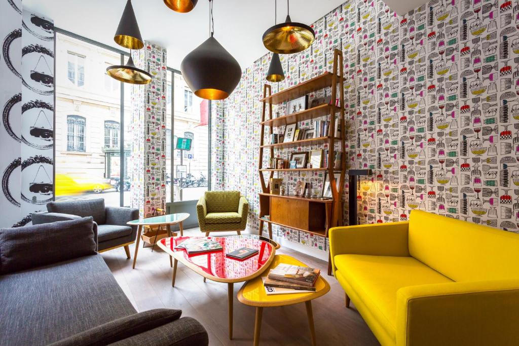 巴黎的住宿－Hôtel Crayon Rouge，客厅配有黄色的沙发和椅子