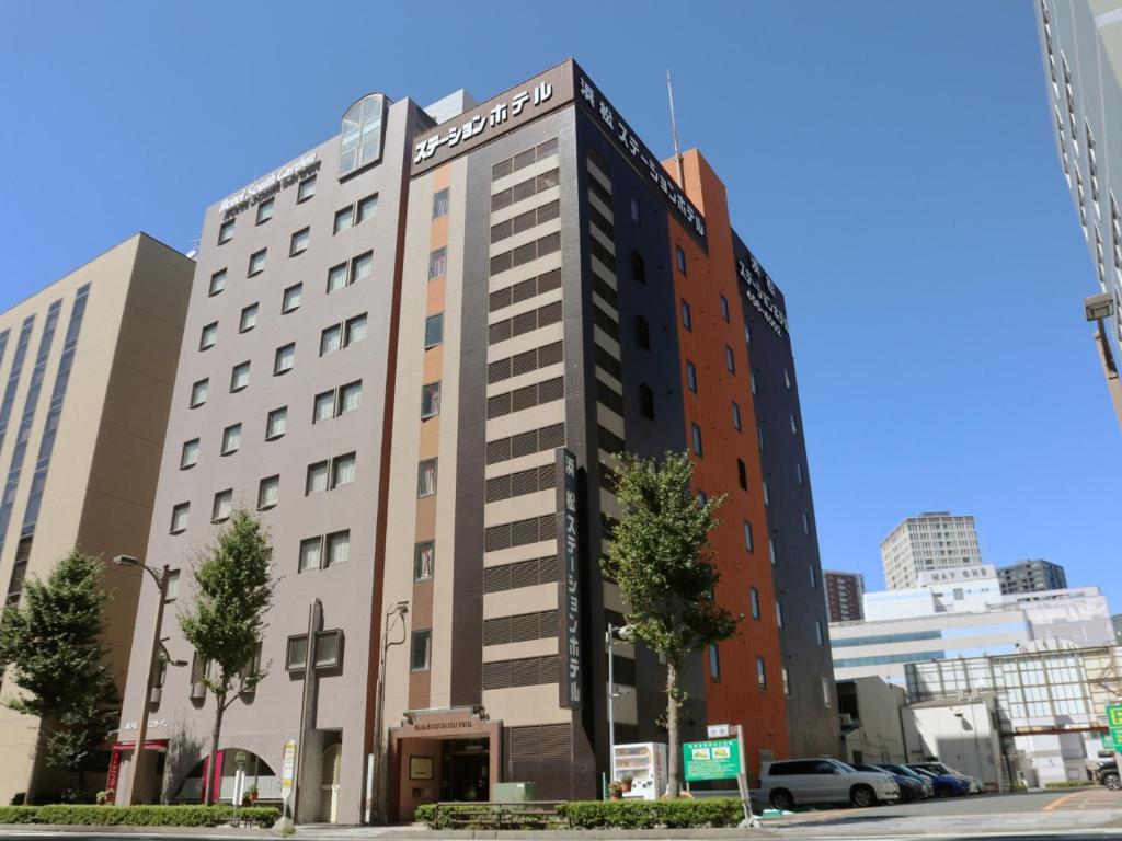un edificio alto con un cartel encima en Hamamatsu Station Hotel, en Hamamatsu