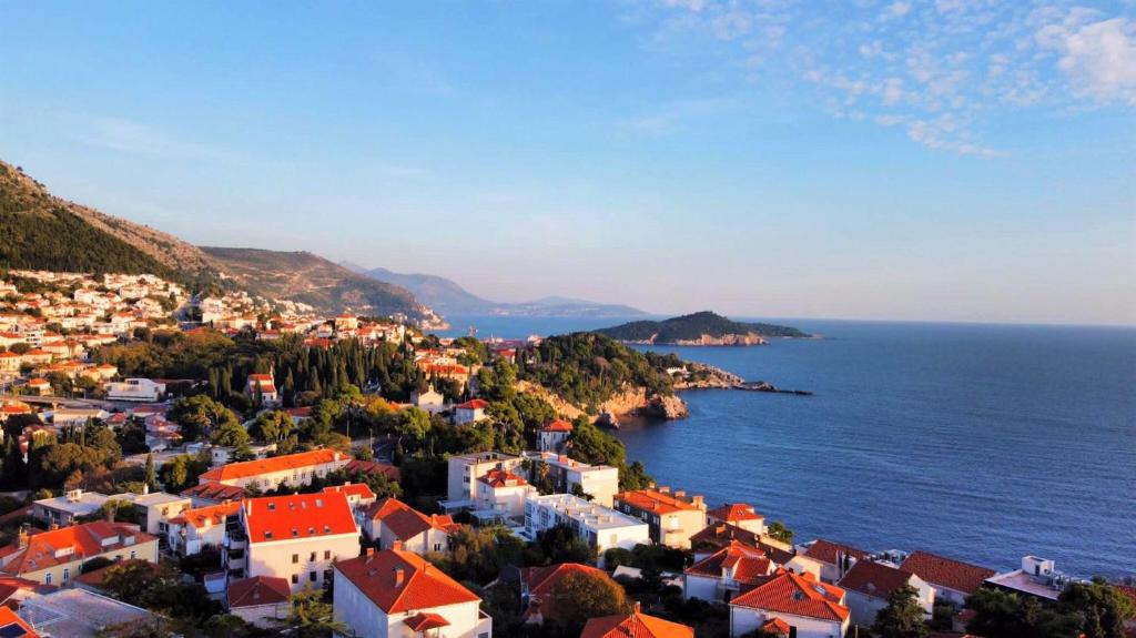 een luchtzicht op een stad naast de oceaan bij Apartments Monica in Dubrovnik