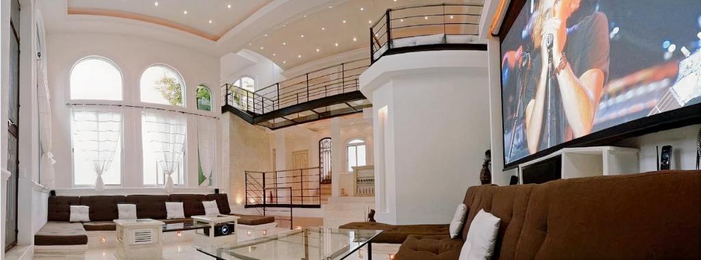 プラヤ・デル・カルメンにあるMansion Mauresqueの大きな壁画のある広い部屋