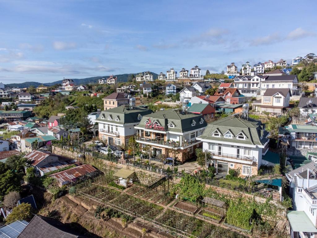 eine Luftansicht einer Stadt mit Häusern in der Unterkunft Relax Hotel by Ixorat in Da Lat