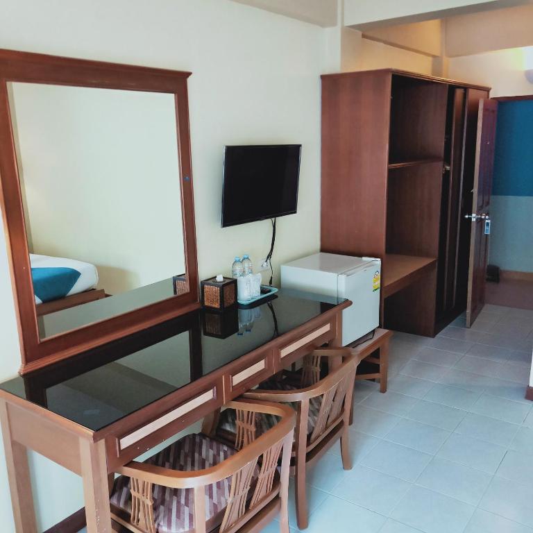 TV a/nebo společenská místnost v ubytování Lalisa Hotel Aonang