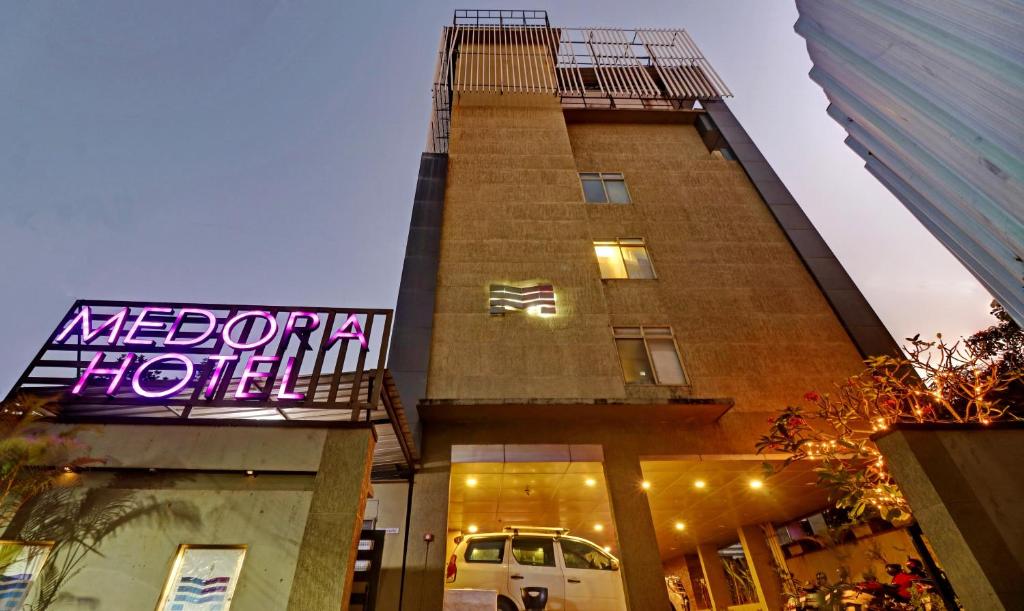 budynek z napisem "Hotel metropolitalny" w obiekcie Medora Hotel w mieście Kozhikode
