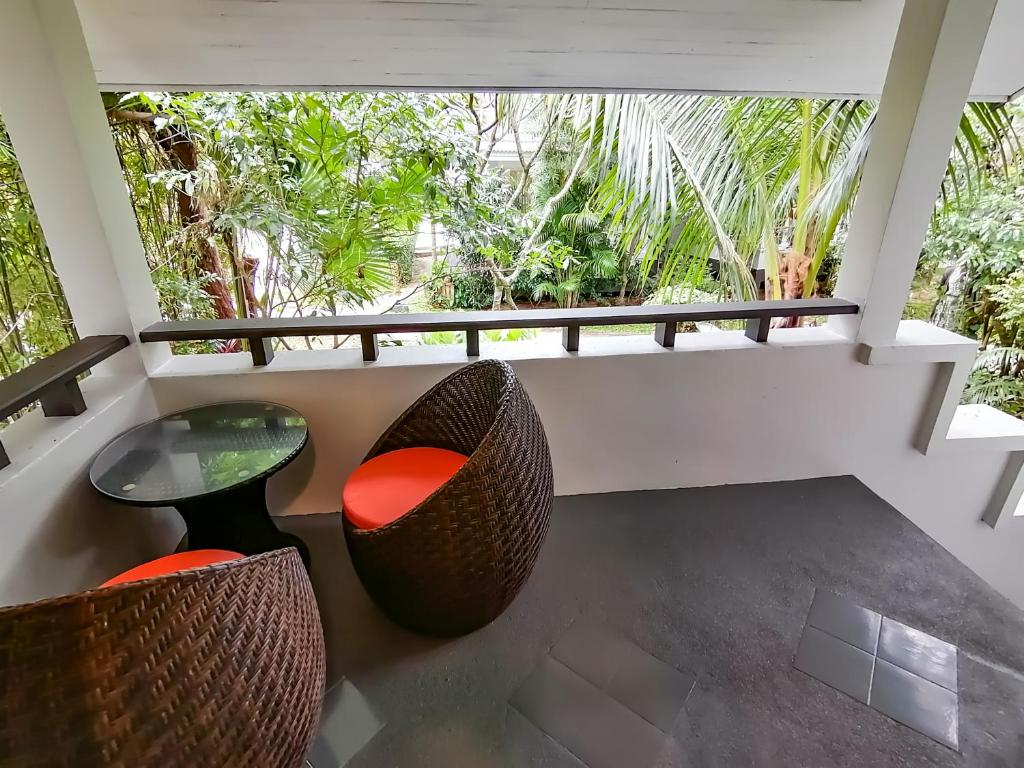 The Cosy Maenam Beach Resort - 12