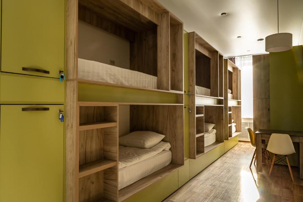 圖爾戈亞克的住宿－GREEN hostel，一间设有双层床和桌子的房间