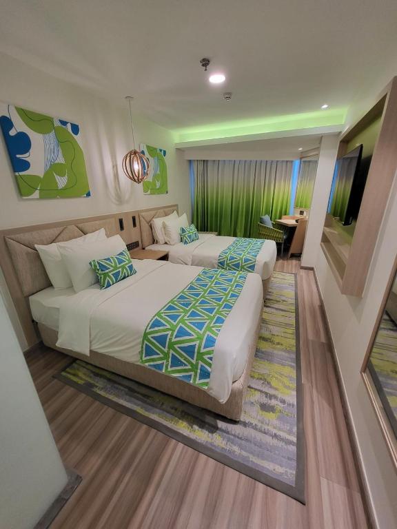 Postel nebo postele na pokoji v ubytování Lime Resort Manila