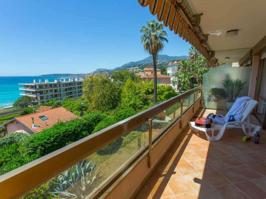 d'un balcon avec une chaise et une vue sur l'océan. dans l'établissement Appartement Menton, 2 pièces, 4 personnes - FR-1-196-178, à Menton