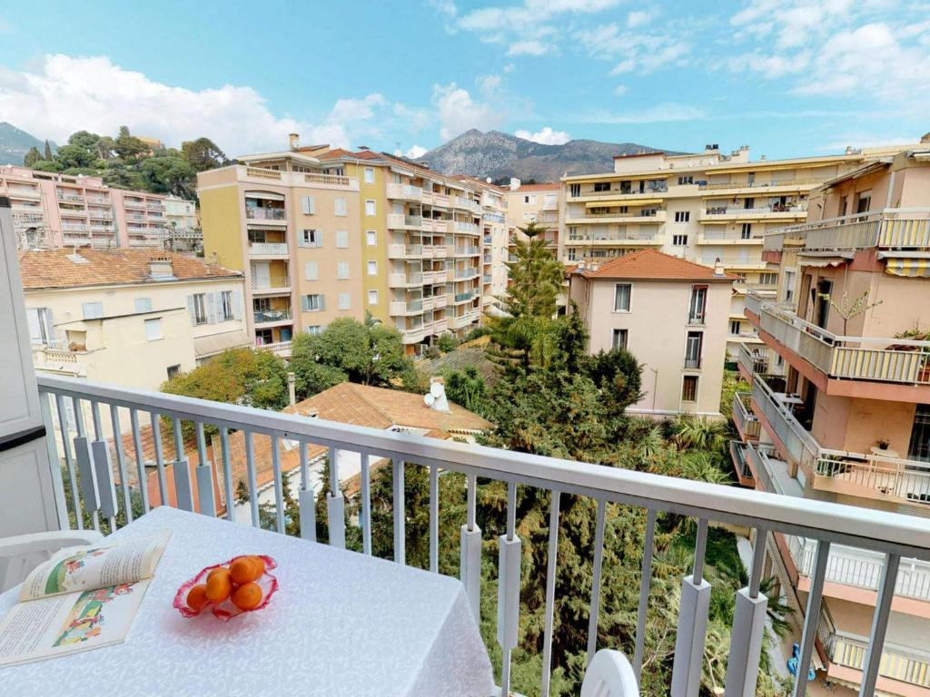 - une corbeille de fruits assise sur une table sur un balcon dans l'établissement Studio Menton, 1 pièce, 2 personnes - FR-1-196-234, à Menton