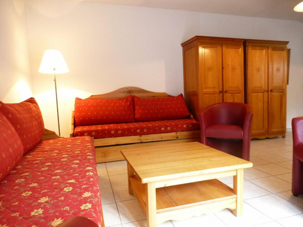 ein Wohnzimmer mit einem Sofa und einem Tisch in der Unterkunft Appartement Brides-les-Bains, 2 pièces, 6 personnes - FR-1-512-153 in Brides-les-Bains