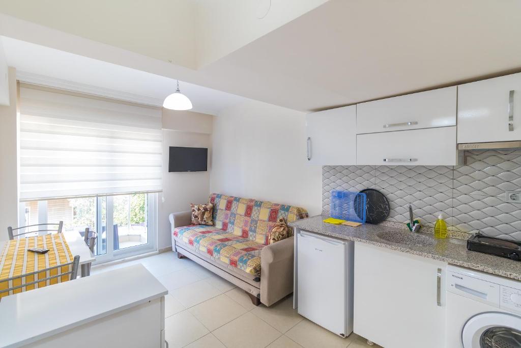 cocina y sala de estar con sofá en Apartments Near to City Center and Beach en Marmaris