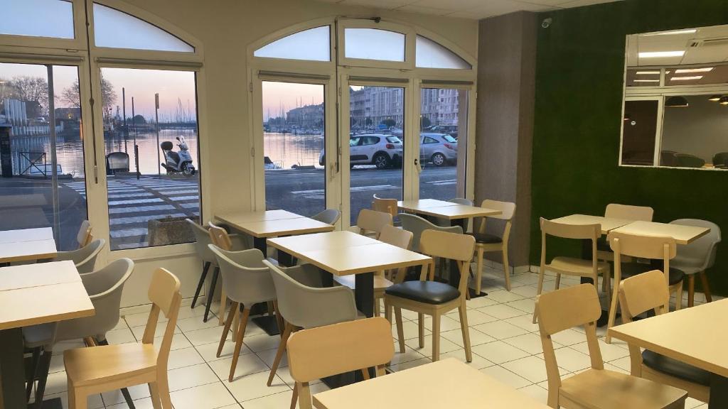Restaurace v ubytování B&B HOTEL Sète Centre Gare