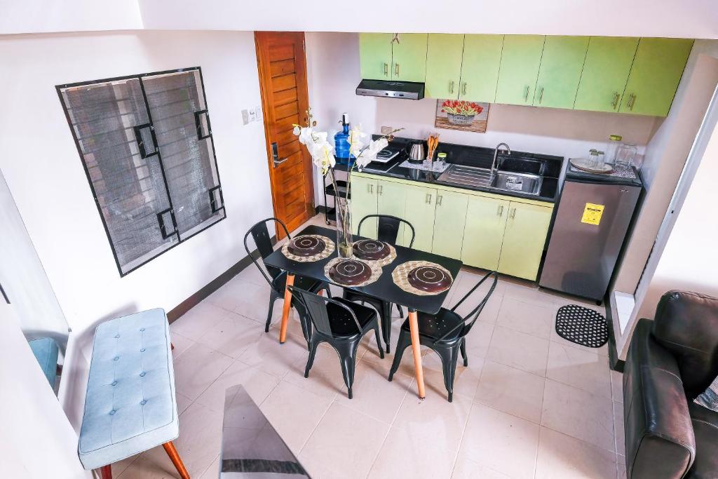 Kuchyň nebo kuchyňský kout v ubytování FB DORMITEL SUITES