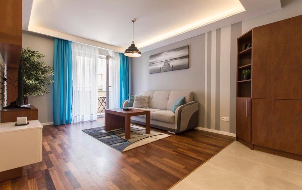 a living room with a couch and a table at River Boulevards Apartment in Kraków