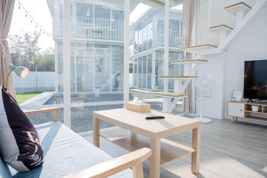 小琉球的住宿－灣琉海景Villa ，客厅配有桌子和电视