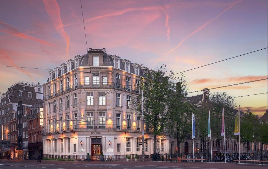 un grand bâtiment au coin d'une rue dans l'établissement Banks Mansion - All Inclusive Boutique Hotel, à Amsterdam
