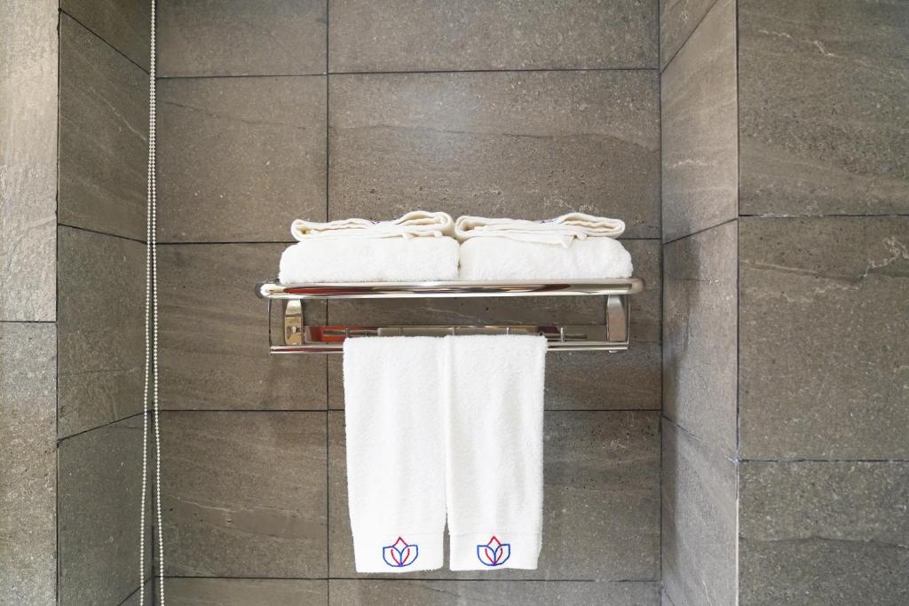 Koupelna v ubytování Joy Hotel