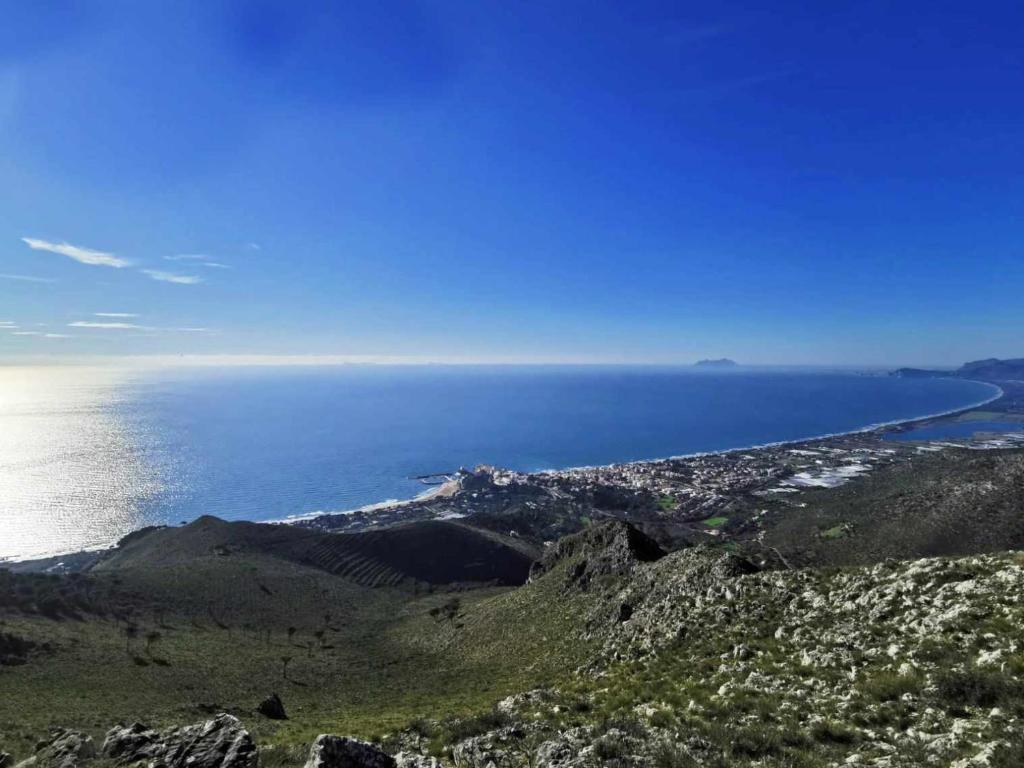 widok na ocean z góry w obiekcie Uva & Stelle Maison in collina di Sperlonga w mieście Itri