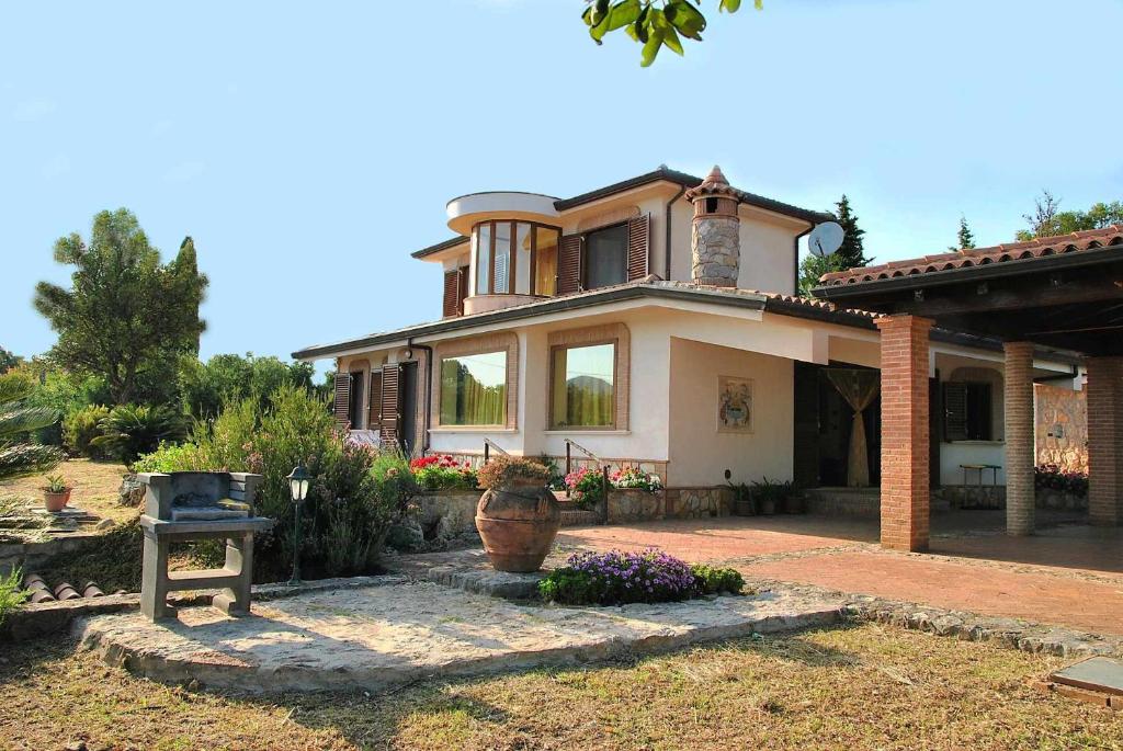 duży dom z ogrodem przed nim w obiekcie Uva & Stelle Maison in collina di Sperlonga w mieście Itri