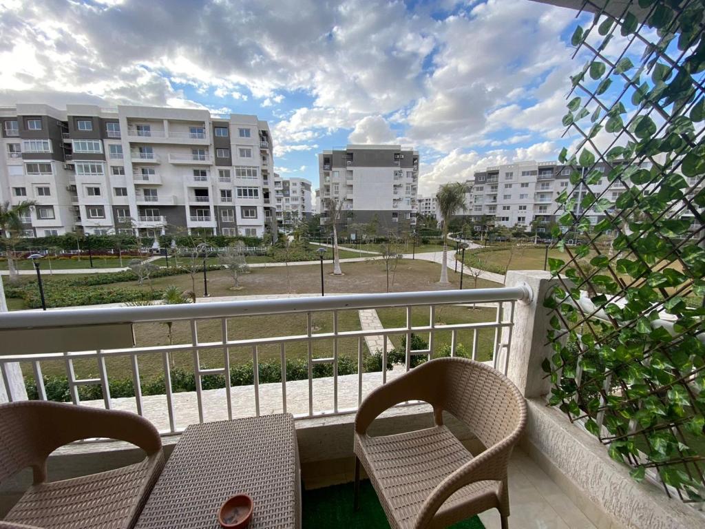 Ban công/sân hiên tại Madinaty Well-furnished 3- Bedroom apartment - شقة فندقيه للايجار مدينتي