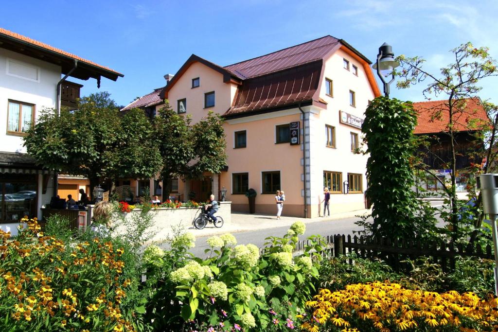 eine Straße in einer Stadt mit Gebäuden und Blumen in der Unterkunft Hotel Garni Edelweiß in Siegsdorf