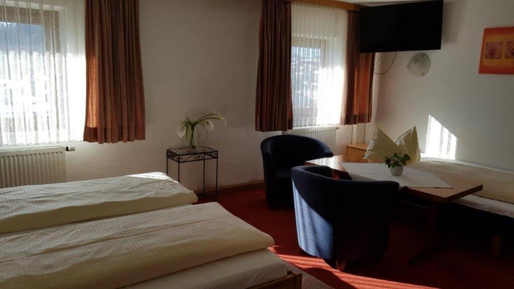 Postel nebo postele na pokoji v ubytování Hotel Garni Edelweiß