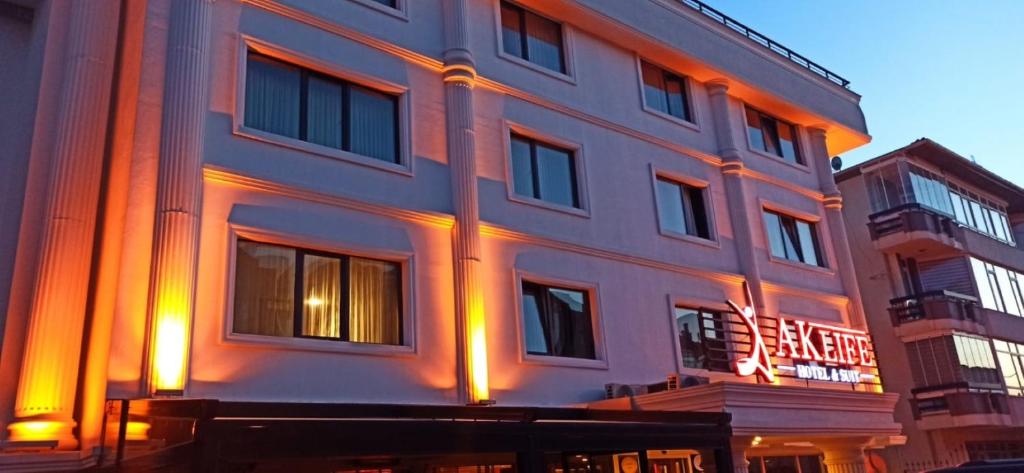 een gebouw met lichten aan de zijkant bij AK LİFE HOTEL&SUIT in Ankara