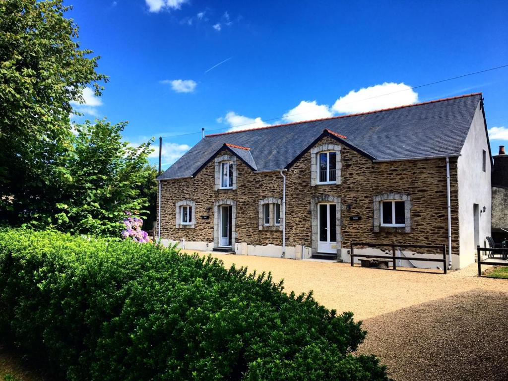 Plonévez-du-Faou的住宿－Anaya Cottages，黑色屋顶的石头房子